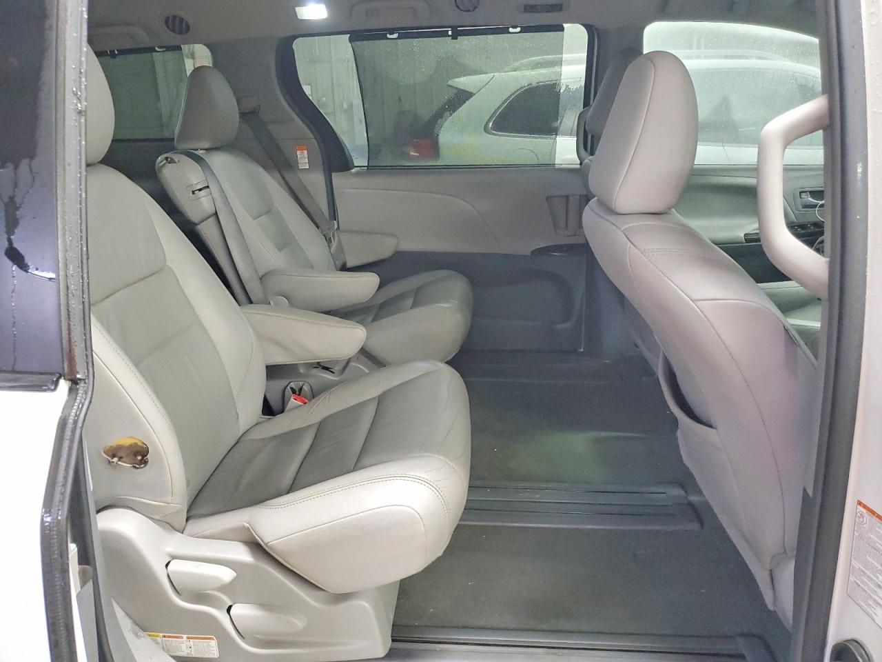 2016 TOYOTA SIENNA XLE photo 11