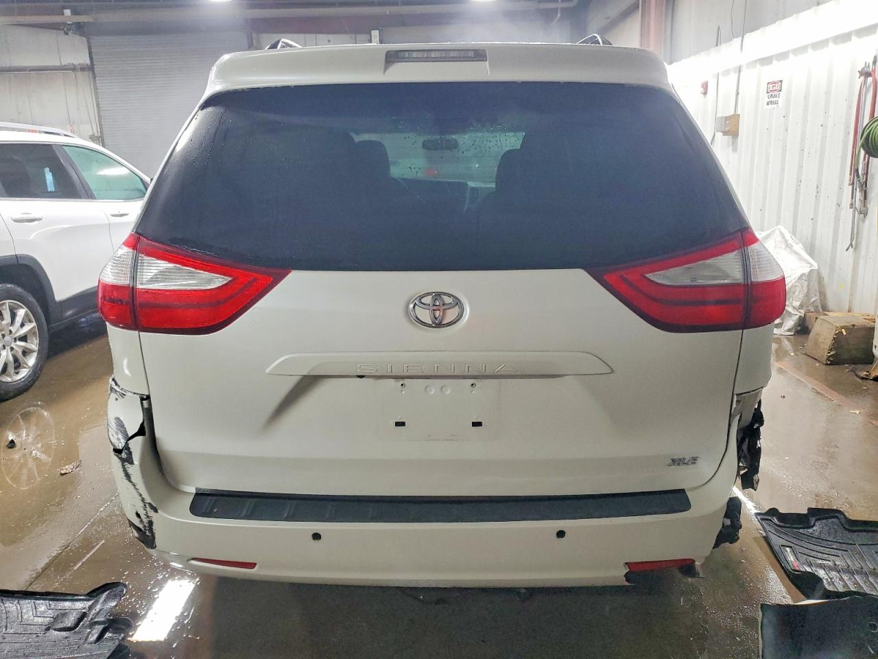 2016 TOYOTA SIENNA XLE photo 6