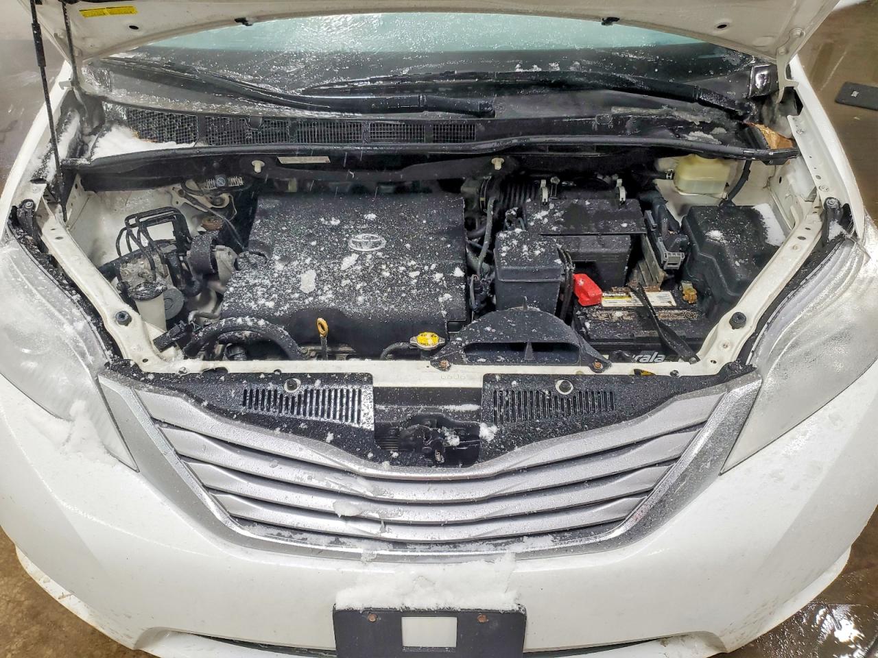 2016 TOYOTA SIENNA XLE photo 12