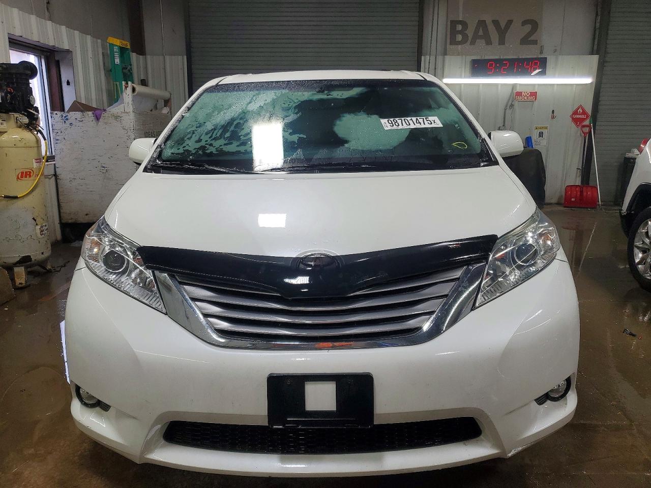 2016 TOYOTA SIENNA XLE photo 5