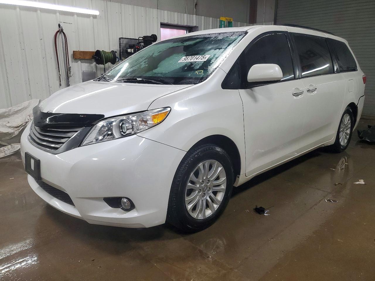 2016 TOYOTA SIENNA