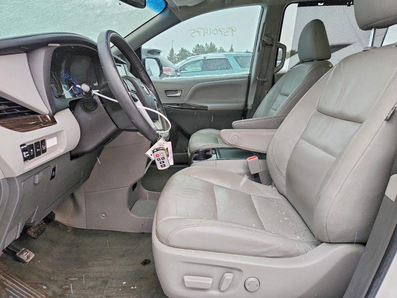 2016 TOYOTA SIENNA XLE photo 7