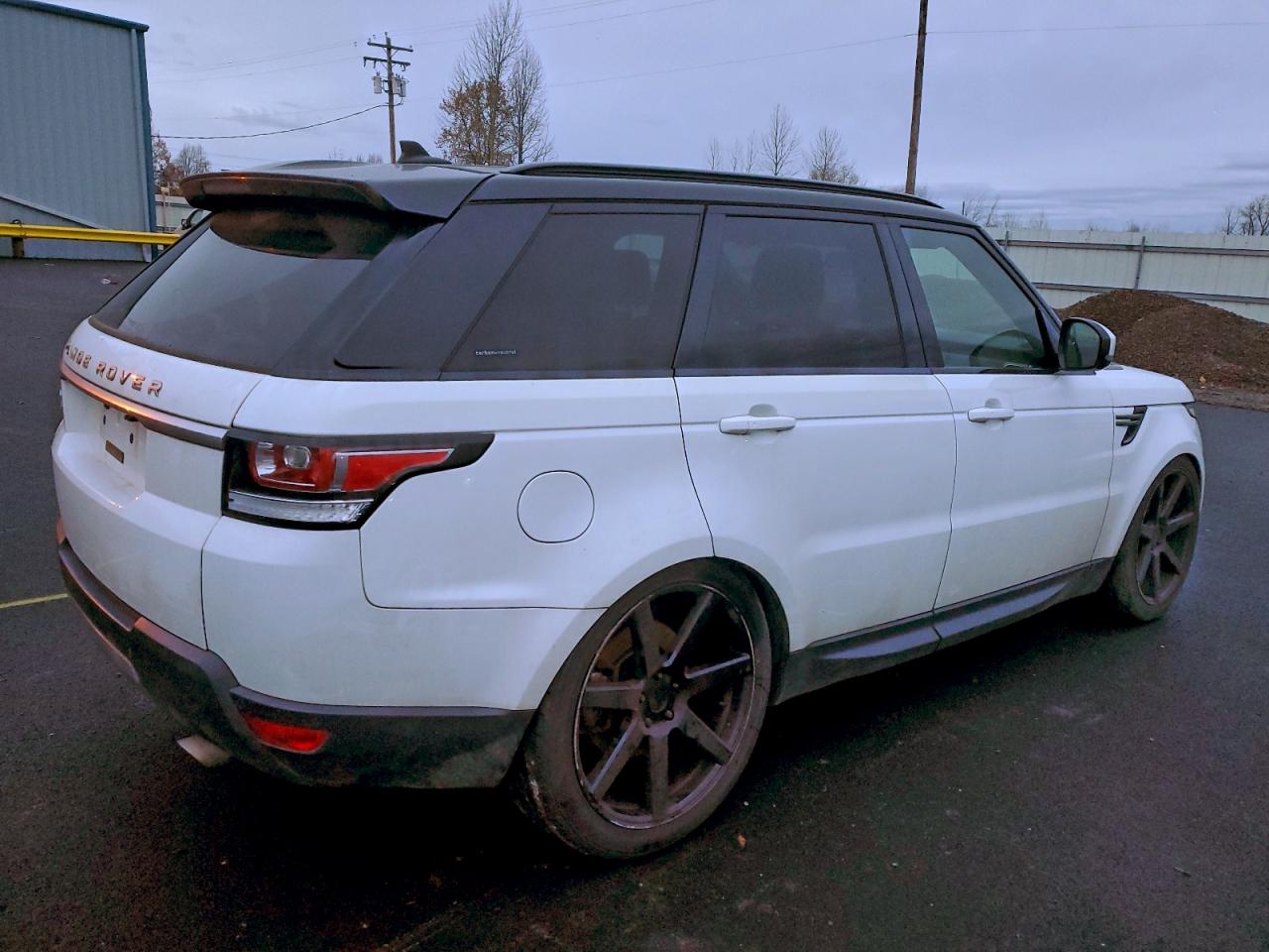 2016 LAND ROVER RANGE ROVER SPORT SE photo 3