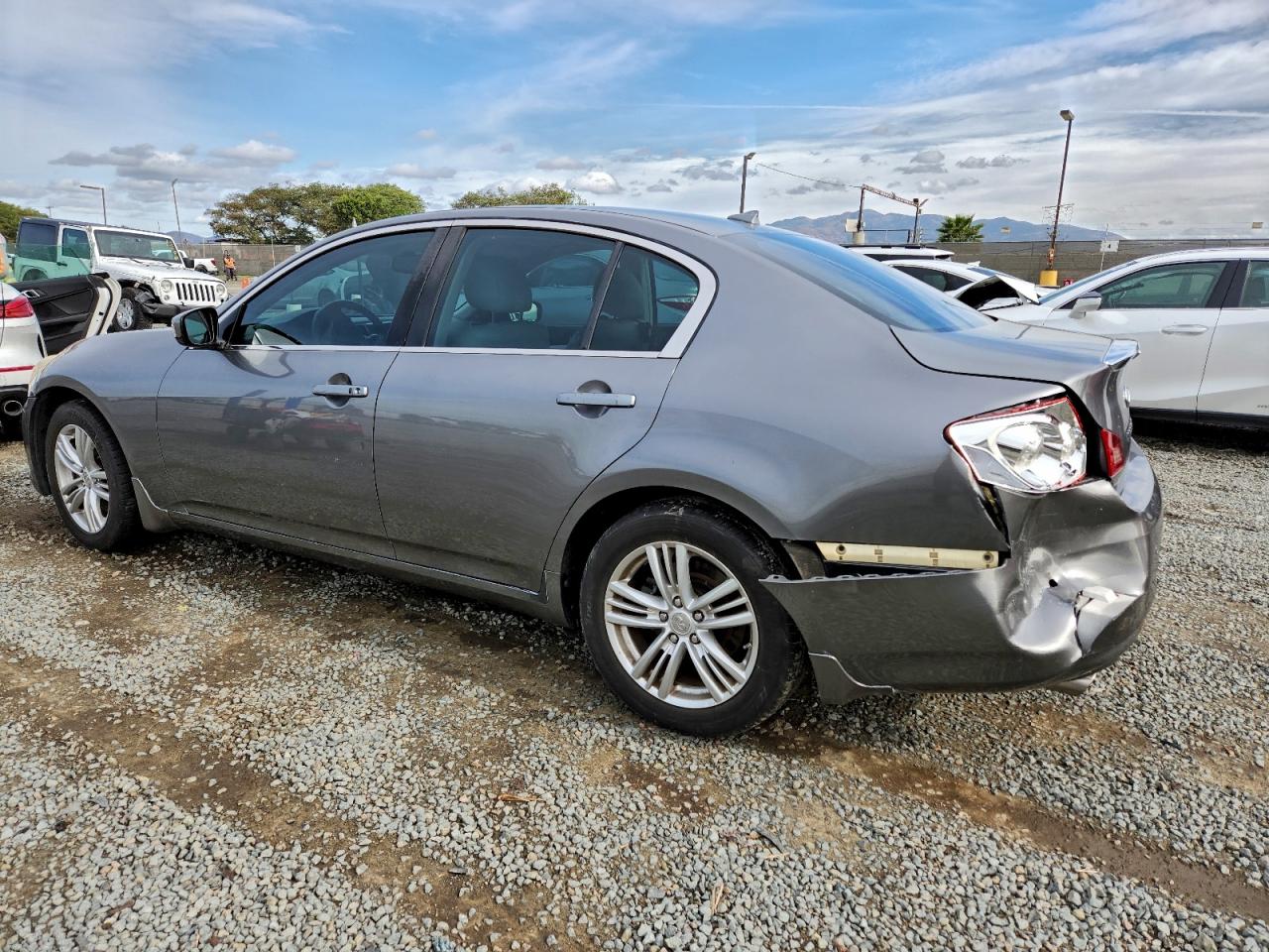 2011 INFINITI G37 photo 2