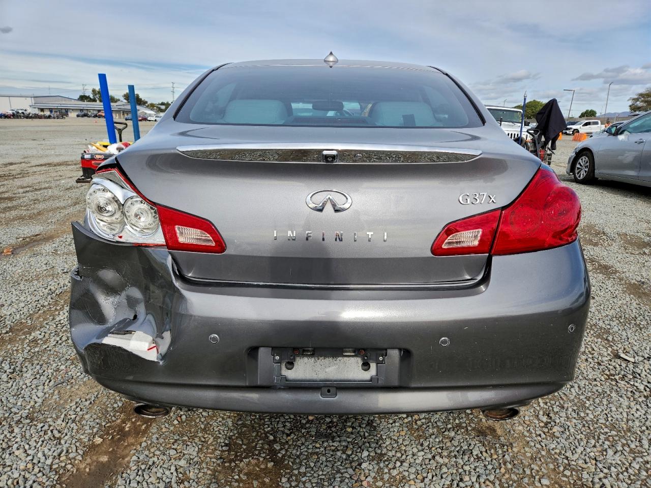 2011 INFINITI G37 photo 6