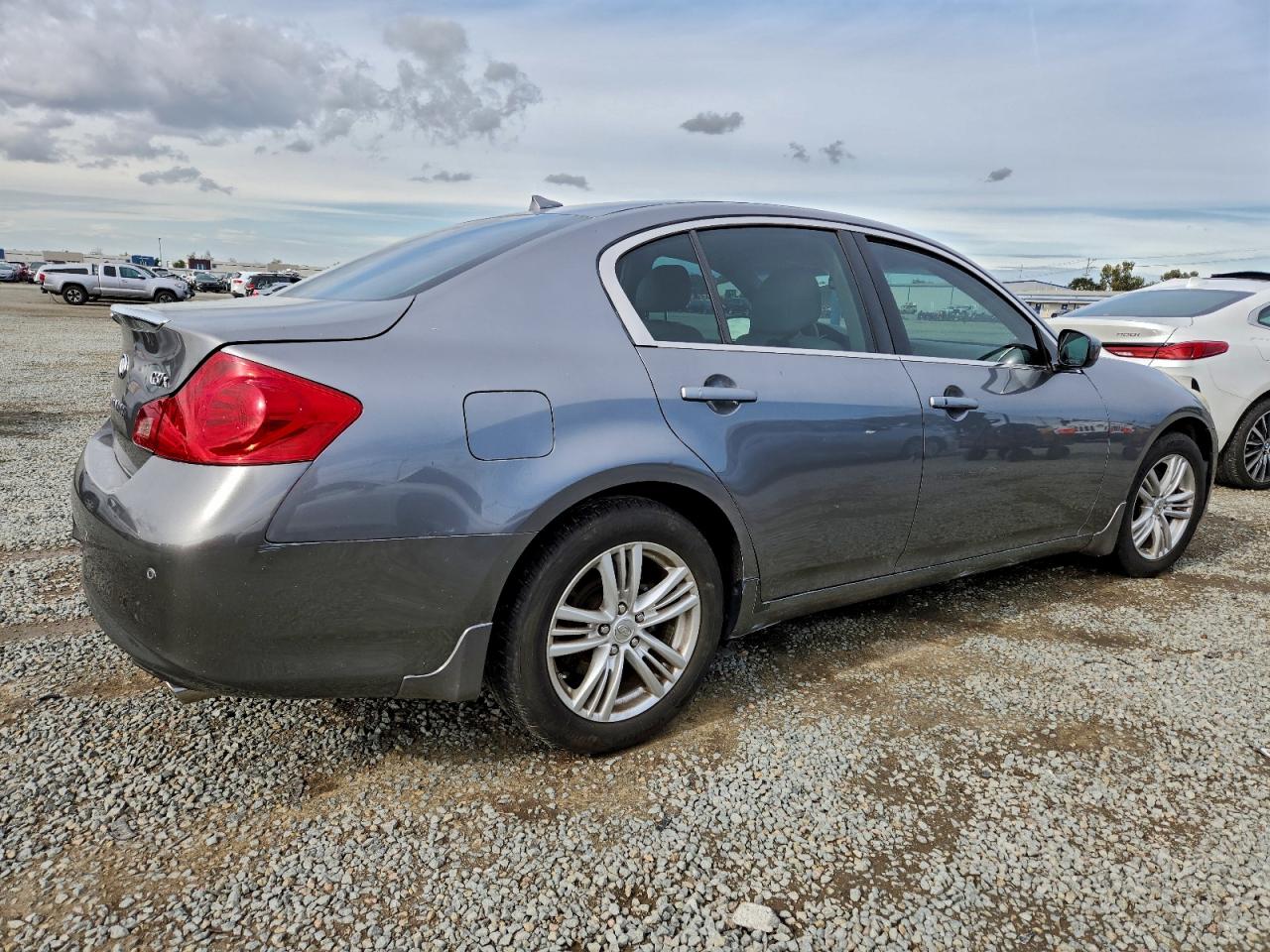 2011 INFINITI G37 photo 3