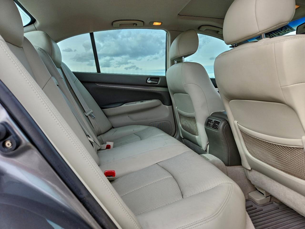 2011 INFINITI G37 photo 10