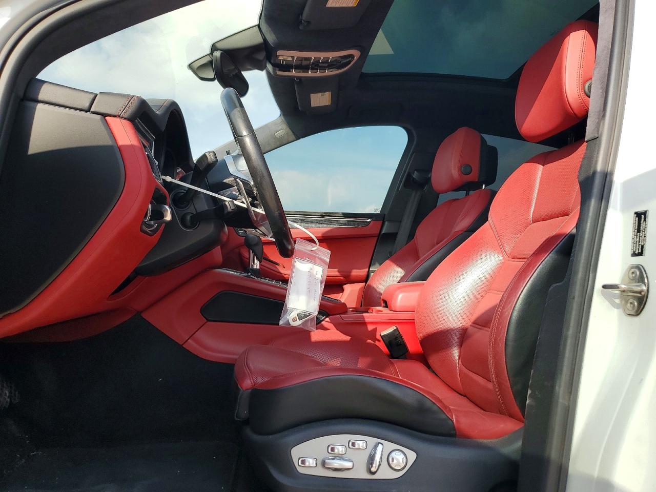 2016 PORSCHE MACAN TURBO photo 7