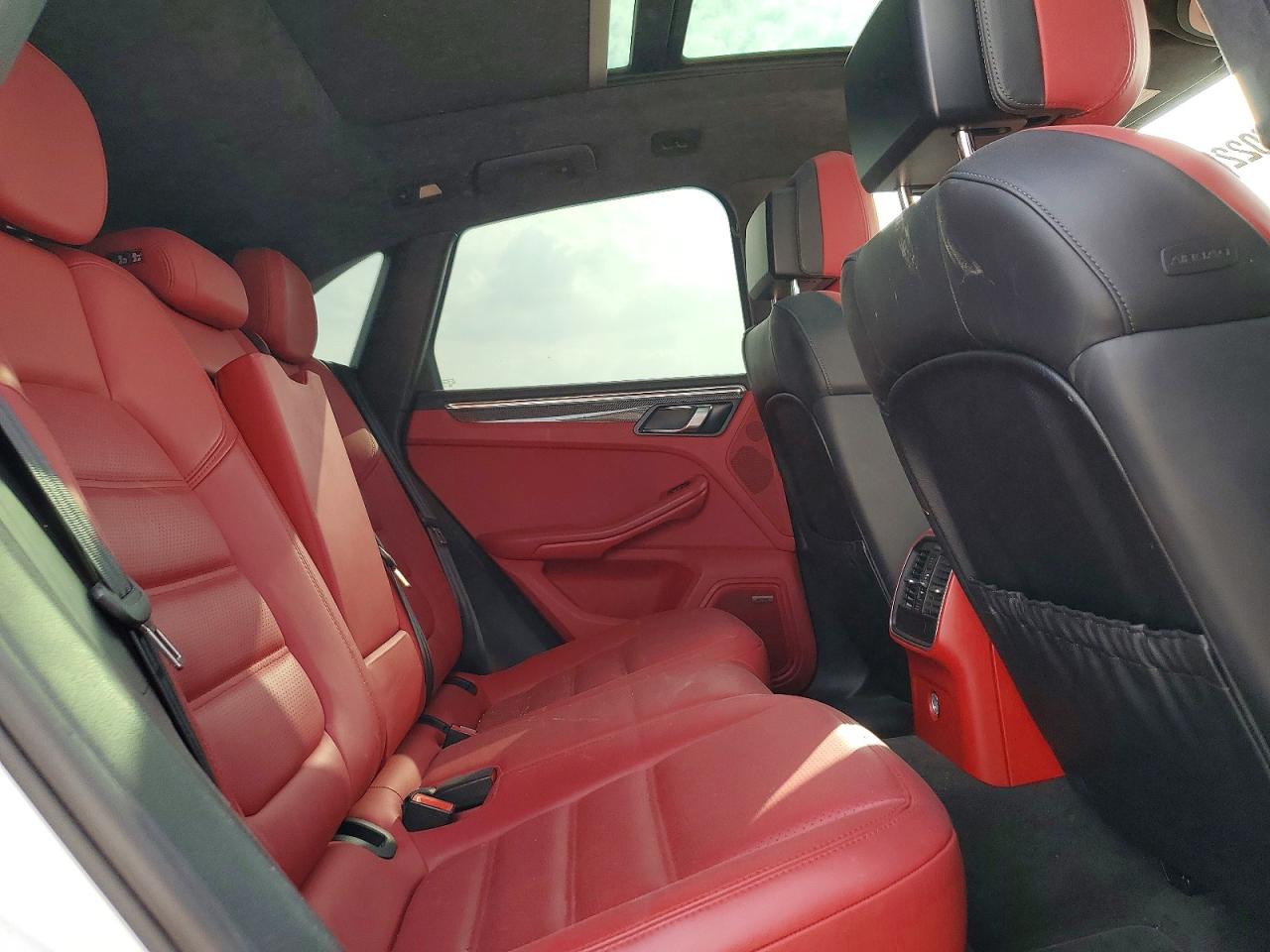 2016 PORSCHE MACAN TURBO photo 11