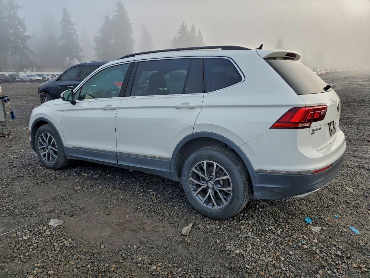 2020 VOLKSWAGEN TIGUAN SE photo 2