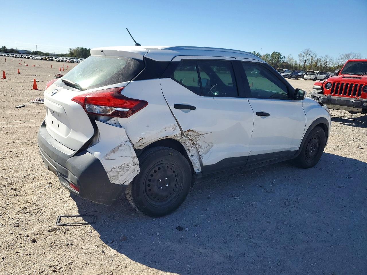 2018 NISSAN KICKS S photo 3
