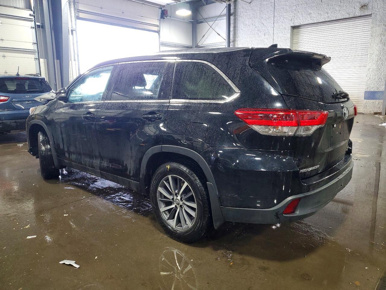 2018 TOYOTA HIGHLANDER SE photo 2