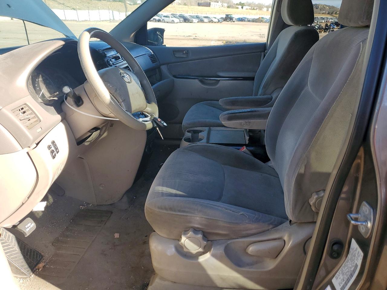2004 TOYOTA SIENNA CE photo 7
