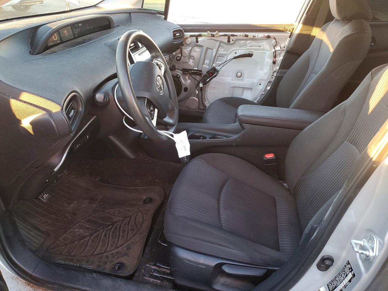 2016 TOYOTA PRIUS photo 7