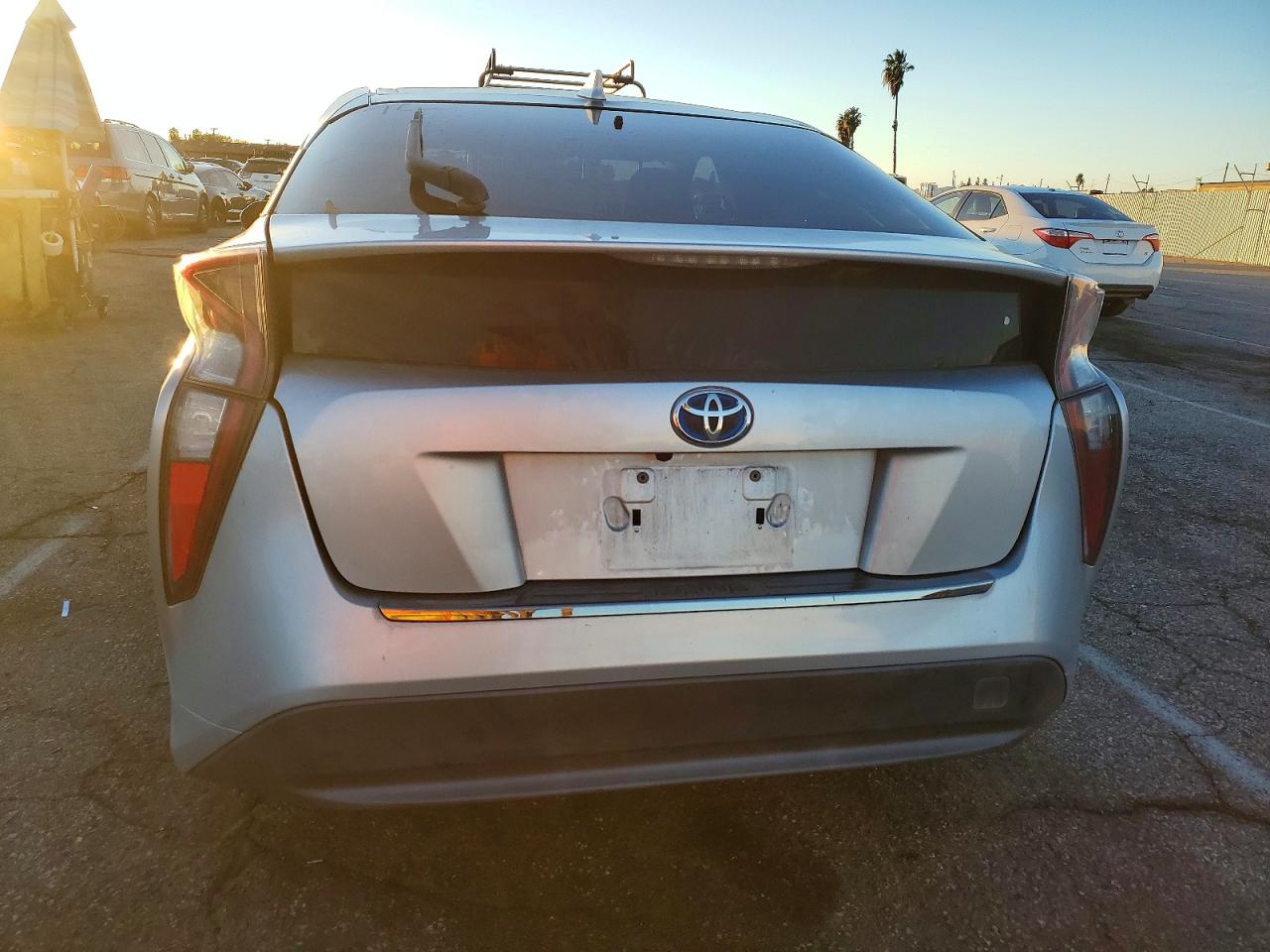 2016 TOYOTA PRIUS photo 6