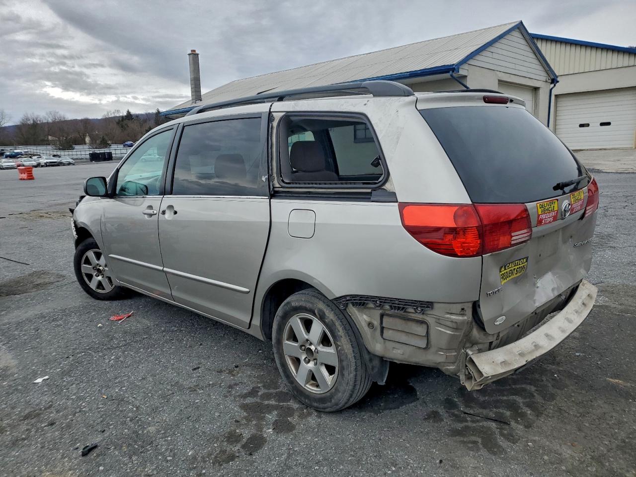 2004 TOYOTA SIENNA CE photo 2