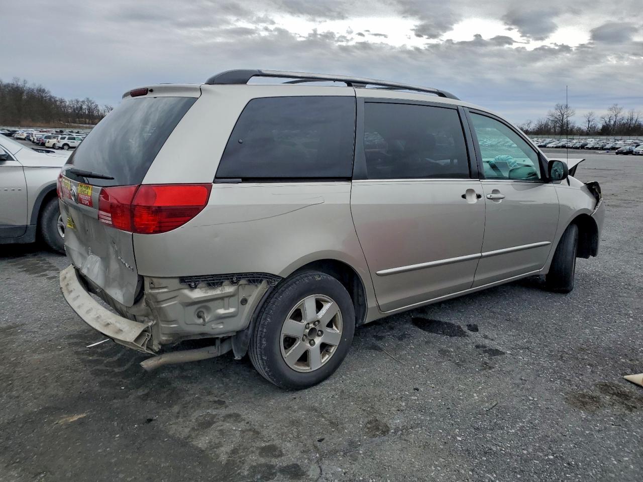 2004 TOYOTA SIENNA CE photo 3