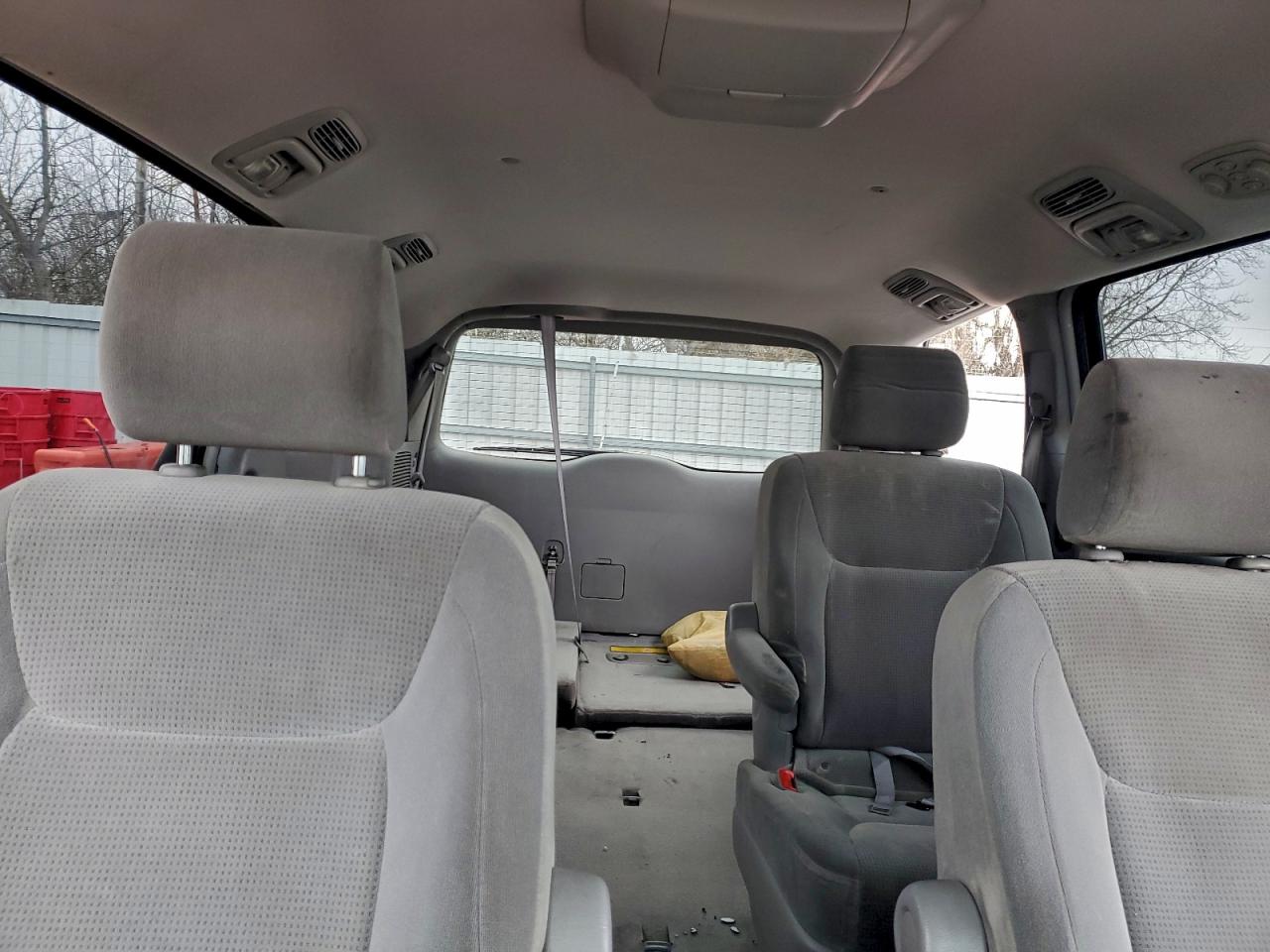 2004 TOYOTA SIENNA CE photo 10