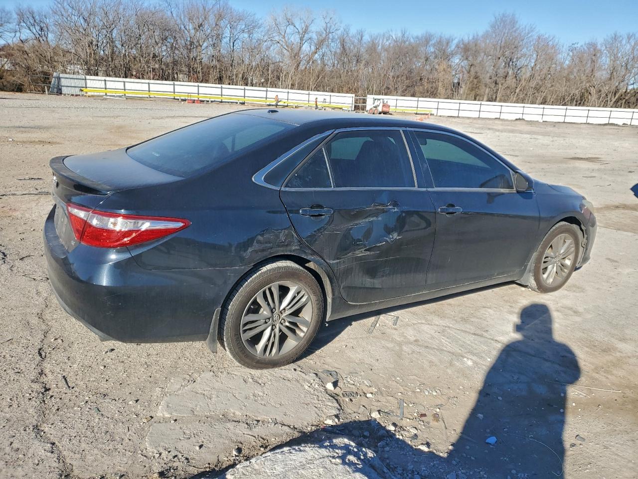 2015 TOYOTA CAMRY LE photo 3