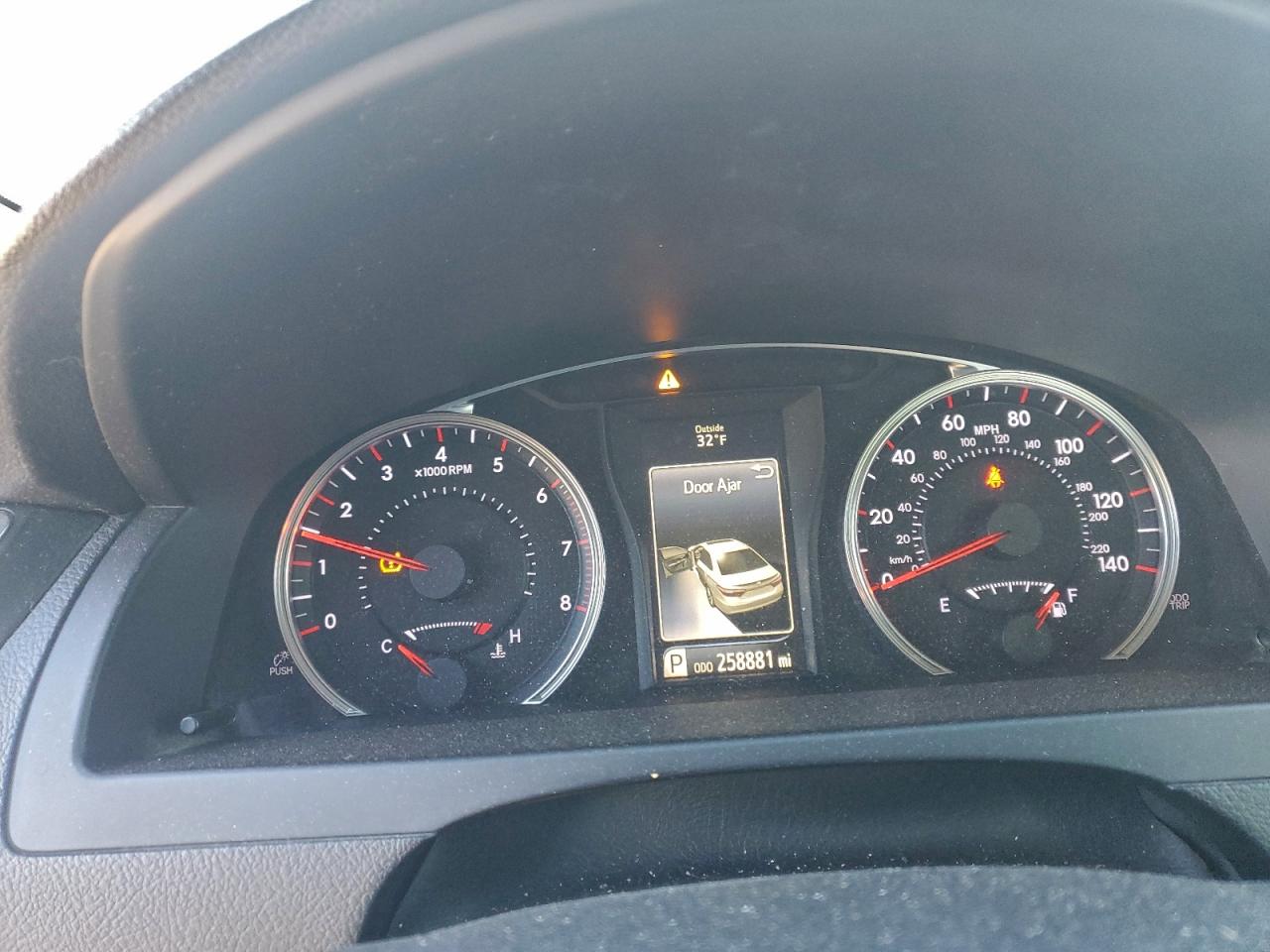 2015 TOYOTA CAMRY LE photo 9