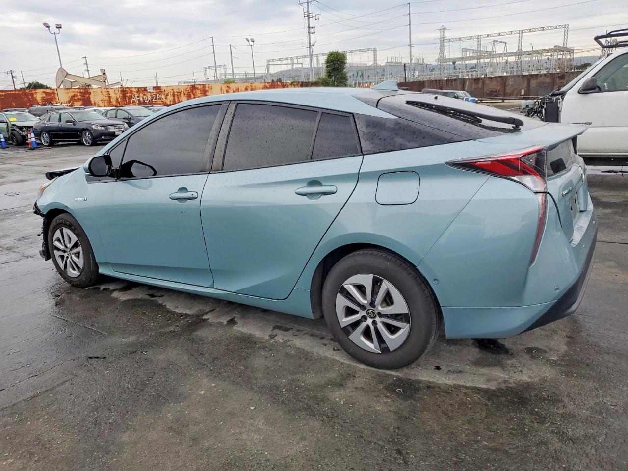 2018 TOYOTA PRIUS photo 2