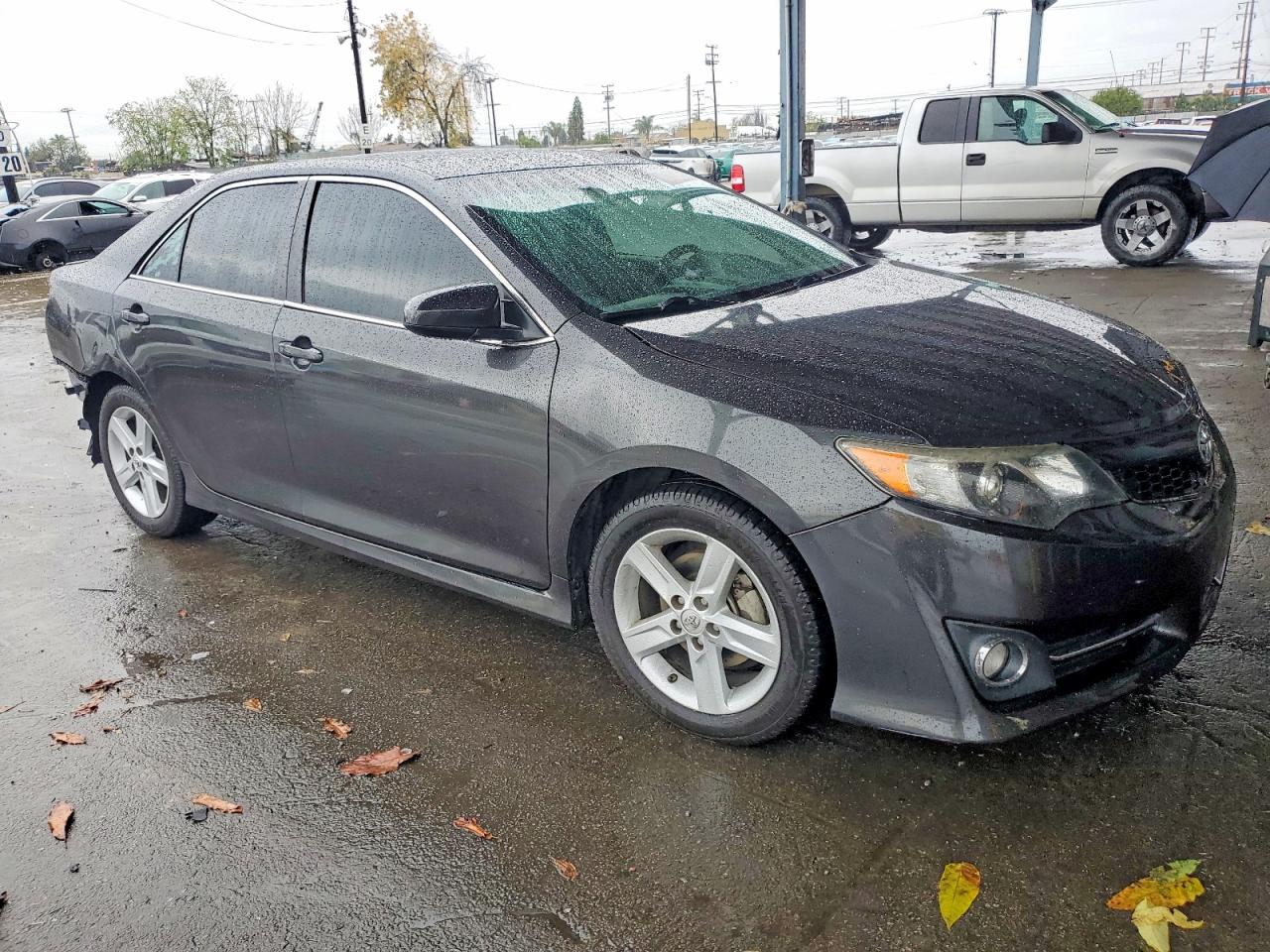 2014 TOYOTA CAMRY L photo 4