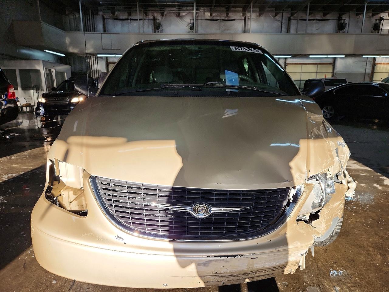 2001 CHRYSLER TOWN & COUNTRY LX photo 5