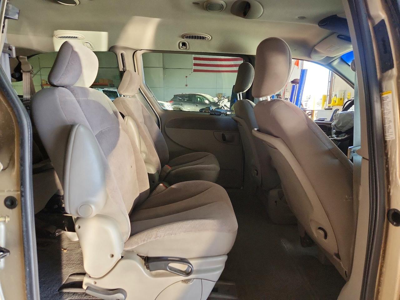 2001 CHRYSLER TOWN & COUNTRY LX photo 11
