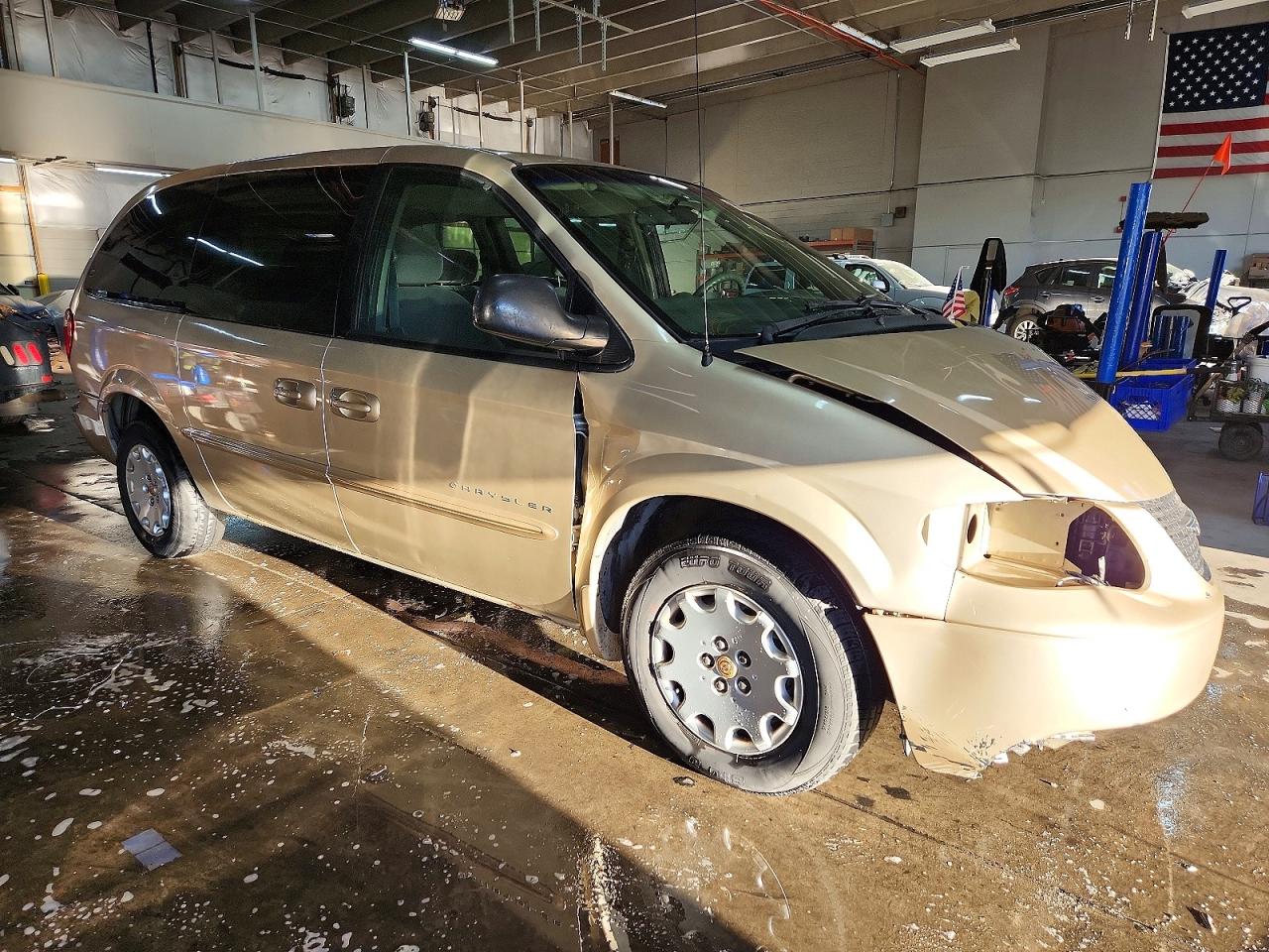 2001 CHRYSLER TOWN & COUNTRY LX photo 4