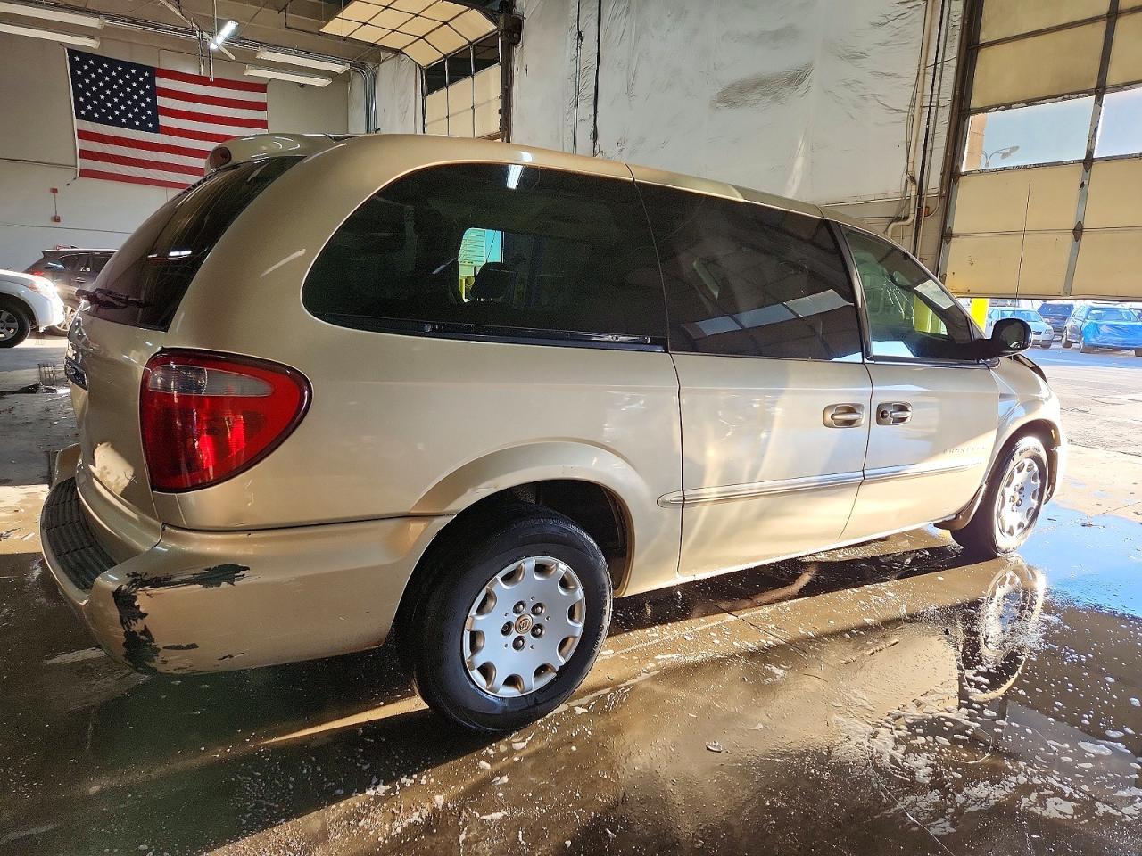 2001 CHRYSLER TOWN & COUNTRY LX photo 3