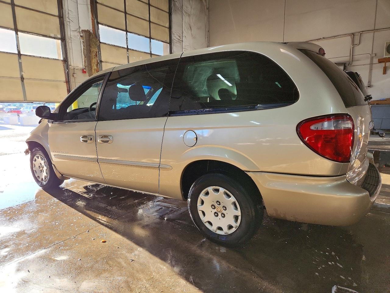 2001 CHRYSLER TOWN & COUNTRY LX photo 2