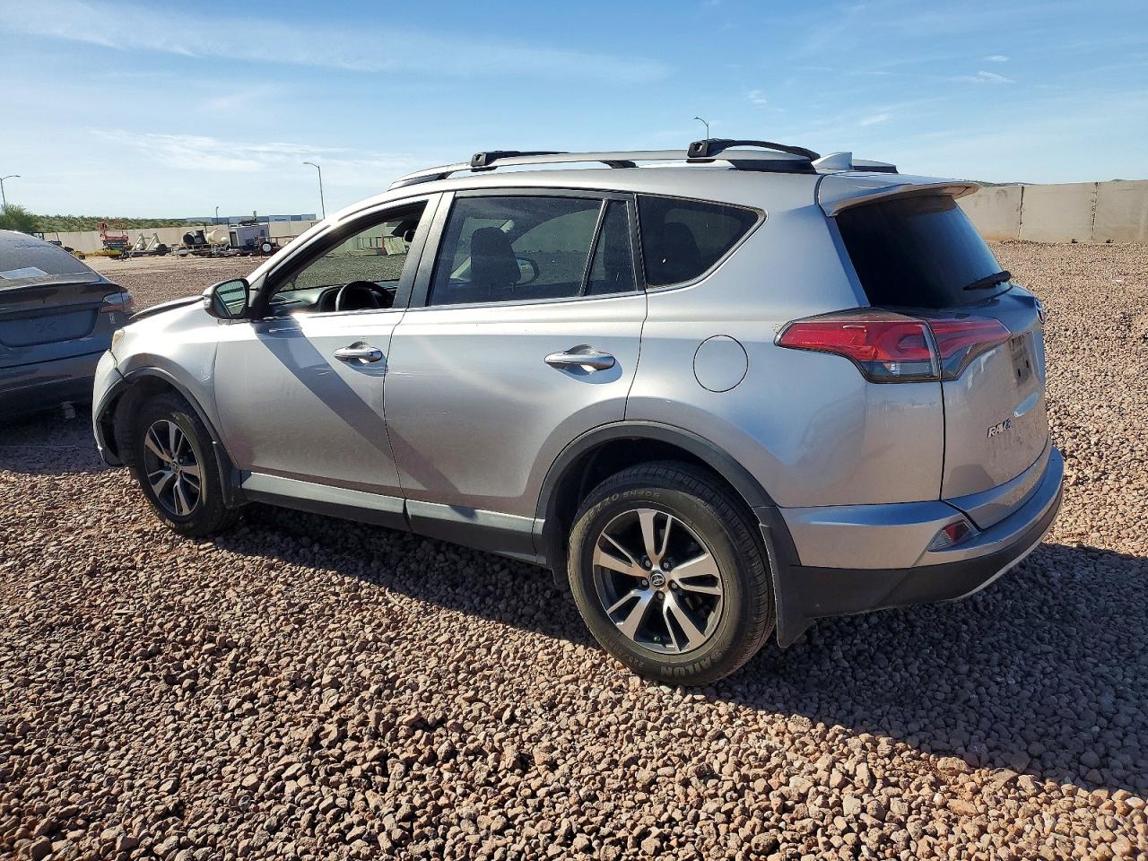 2017 TOYOTA RAV4 XLE photo 2