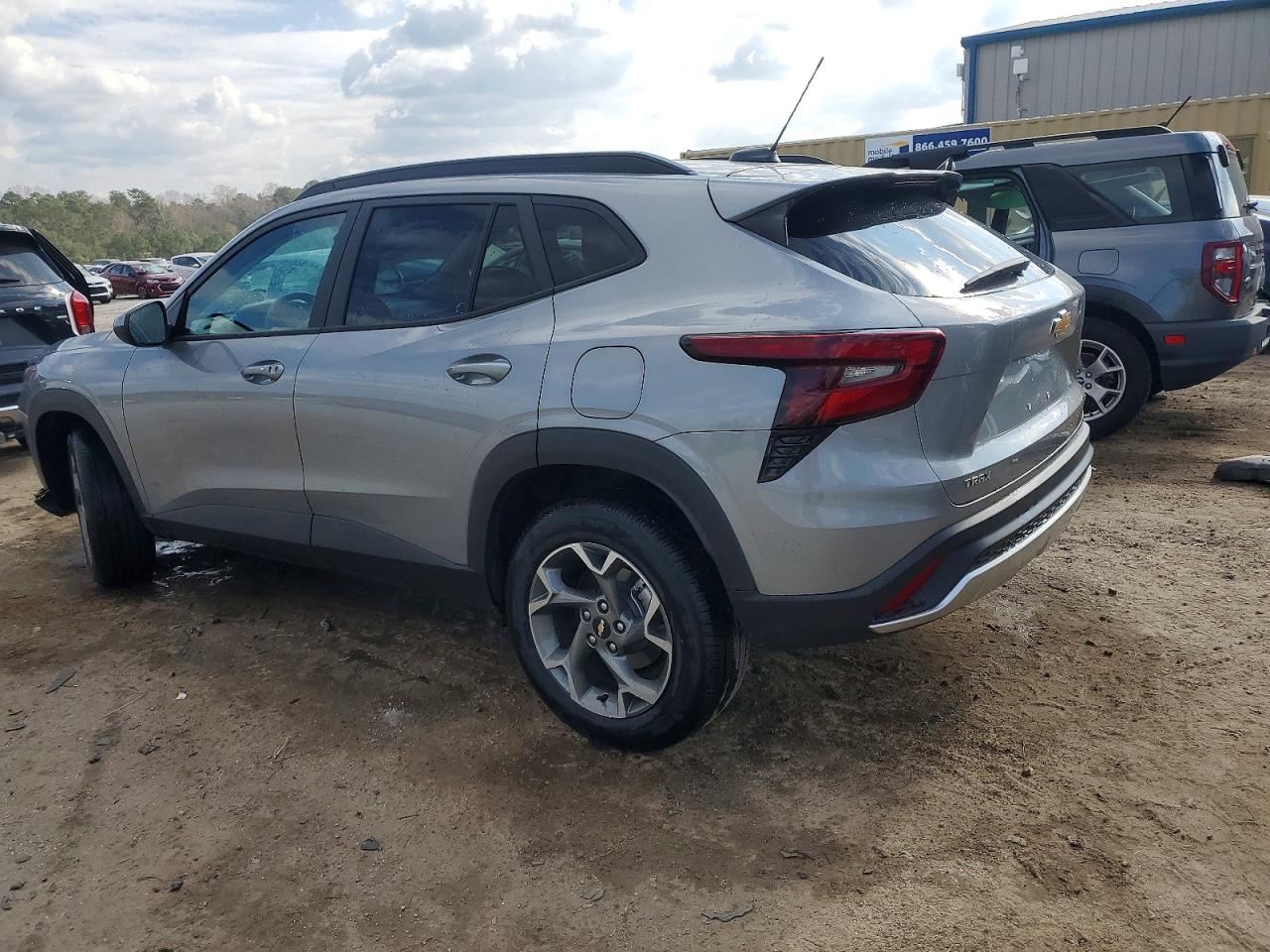 2025 CHEVROLET TRAX 1LT photo 2