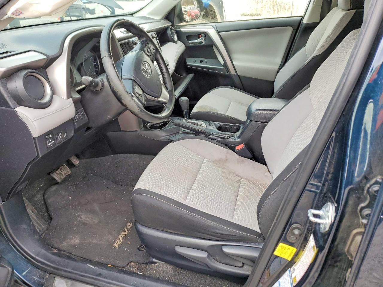 2017 TOYOTA RAV4 XLE photo 7