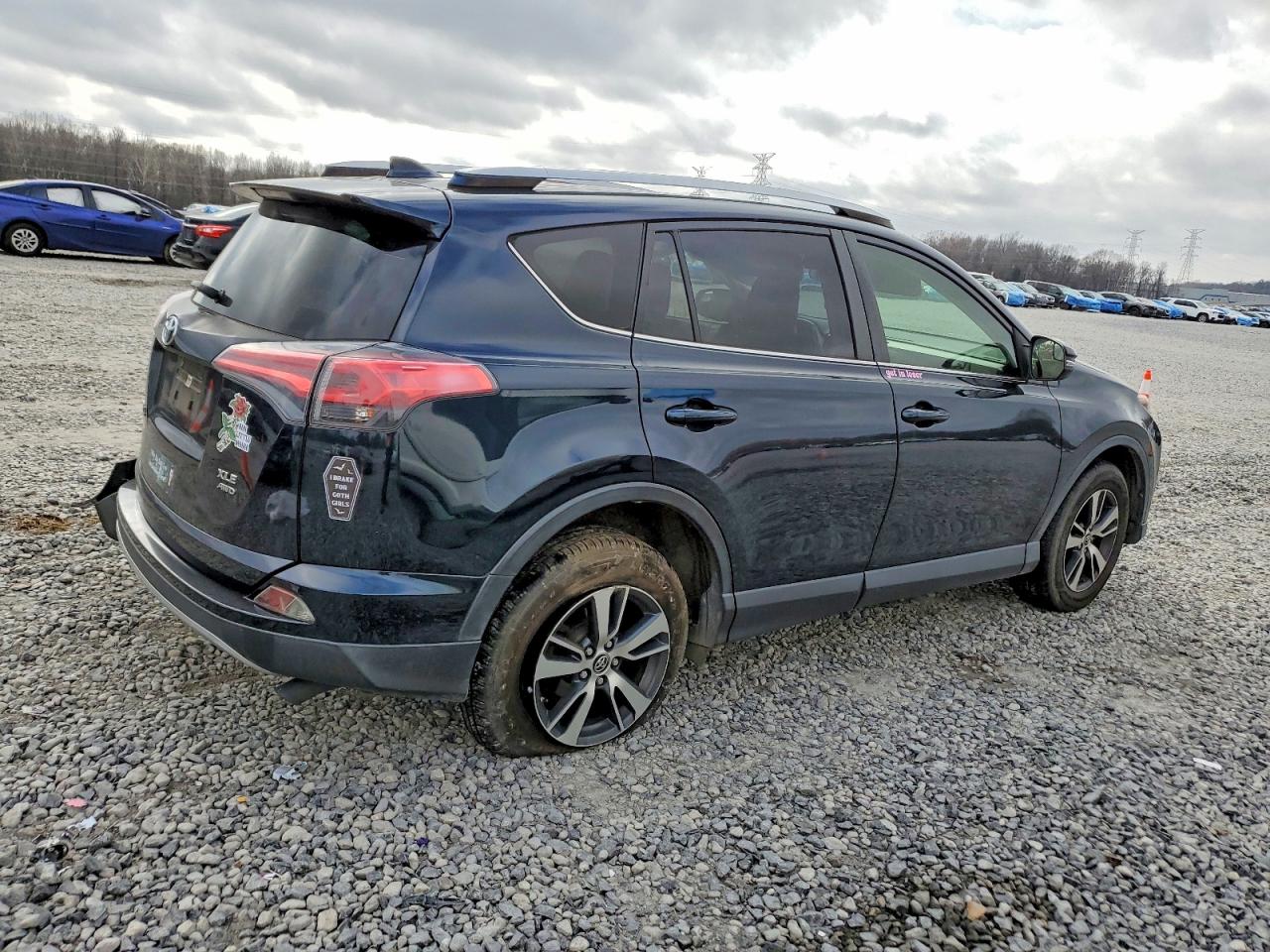 2017 TOYOTA RAV4 XLE photo 3