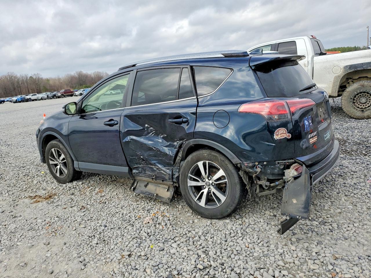 2017 TOYOTA RAV4 XLE photo 2