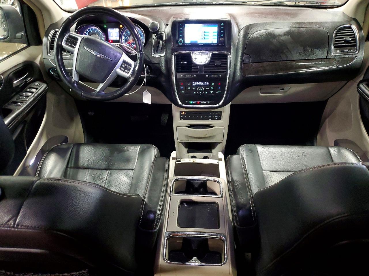 2011 CHRYSLER TOWN & COUNTRY TOURING L photo 8
