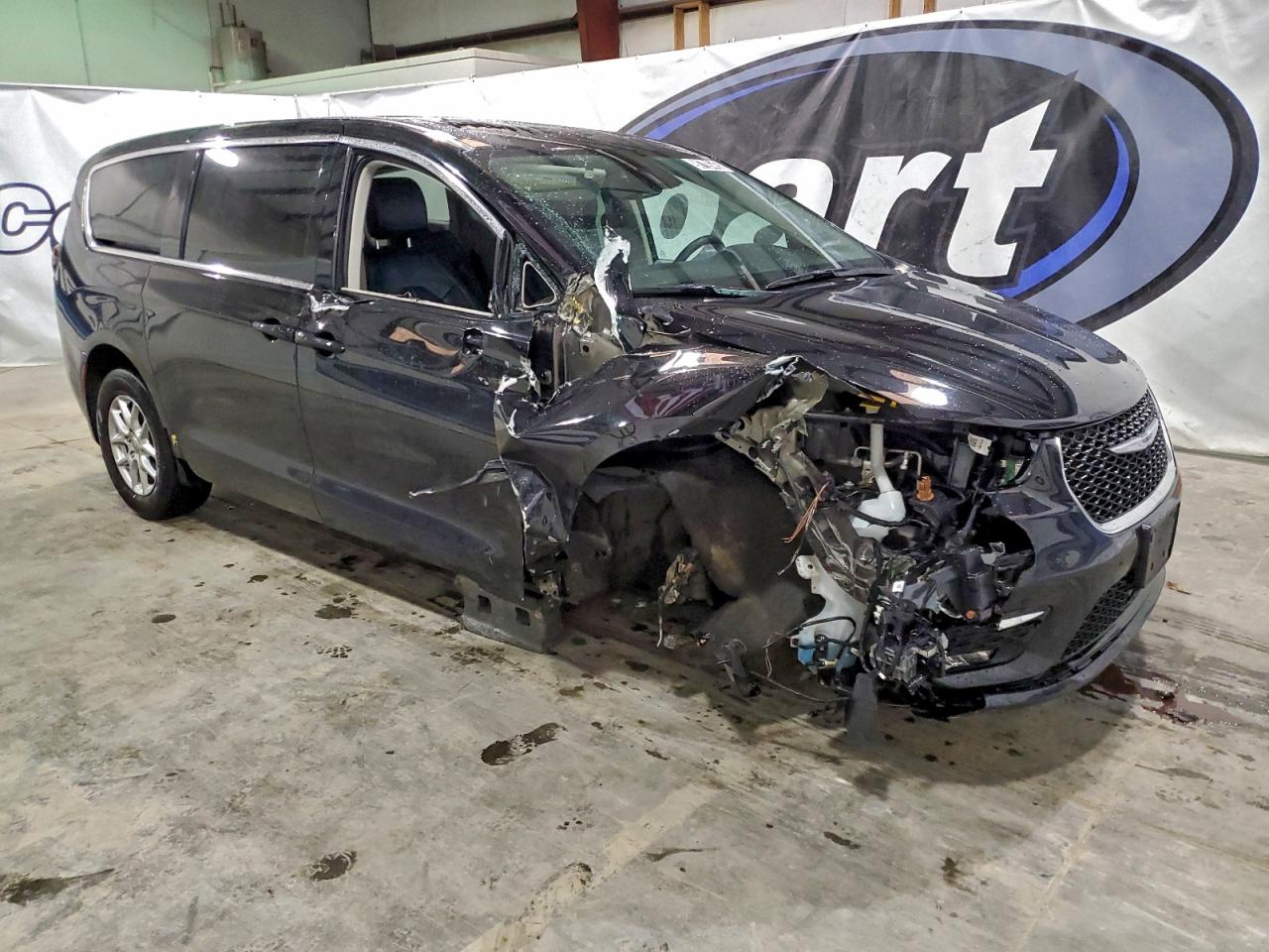 2024 CHRYSLER PACIFICA TOURING L photo 4
