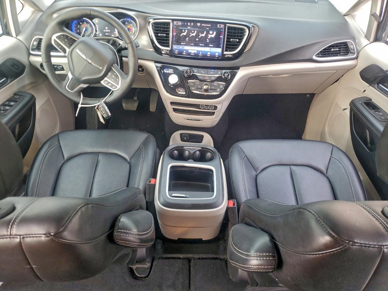2024 CHRYSLER PACIFICA TOURING L photo 8