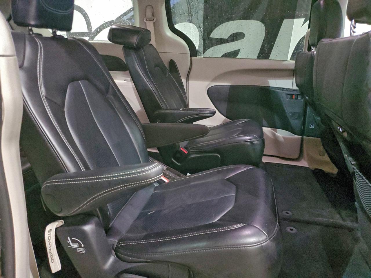 2024 CHRYSLER PACIFICA TOURING L photo 11