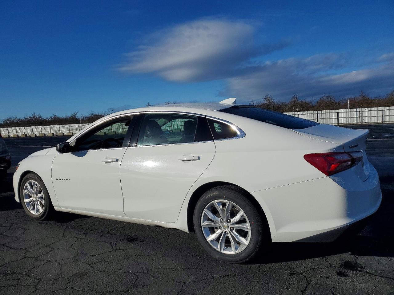 2022 CHEVROLET MALIBU LT photo 2