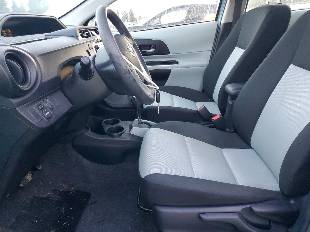 2014 TOYOTA PRIUS C photo 7