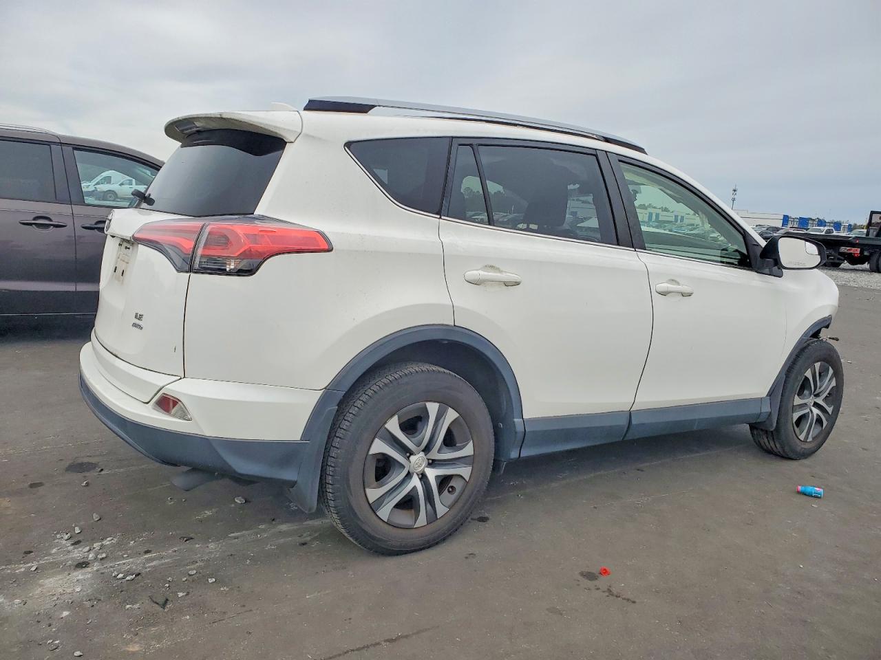 2018 TOYOTA RAV4 LE photo 3