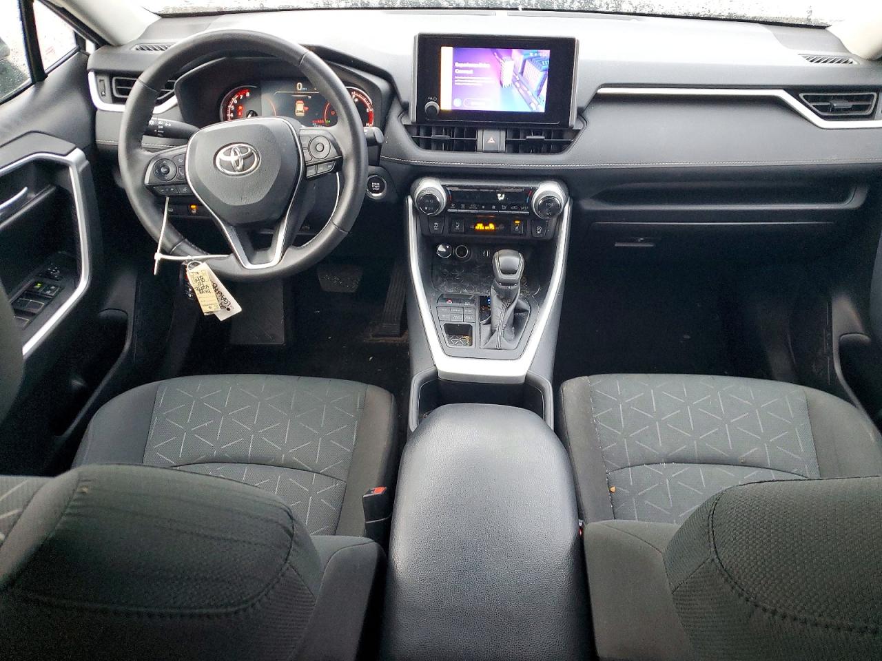2024 TOYOTA RAV4 XLE photo 8