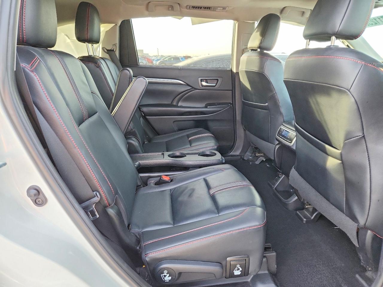 2019 TOYOTA HIGHLANDER SE photo 11