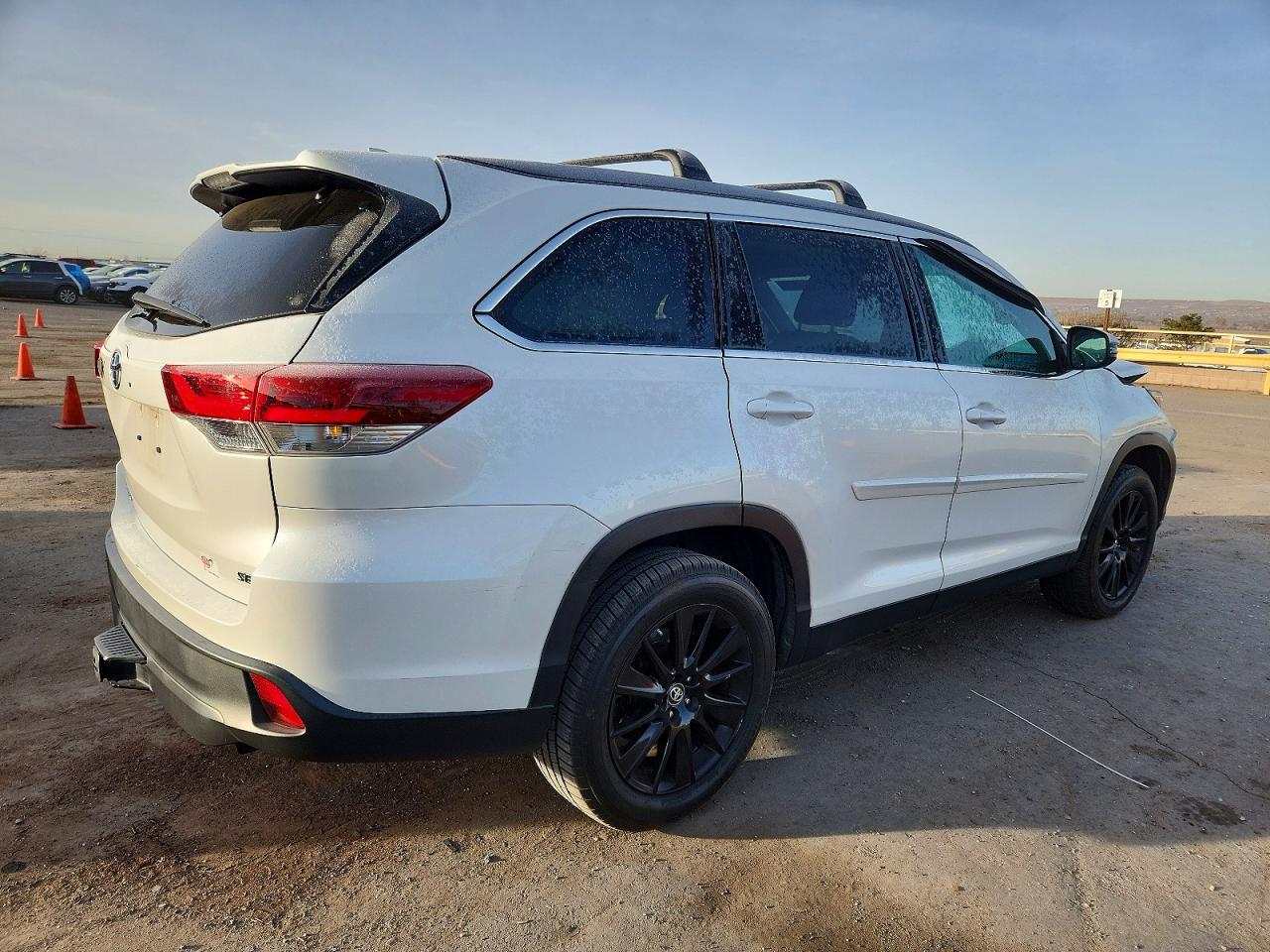 2019 TOYOTA HIGHLANDER SE photo 3