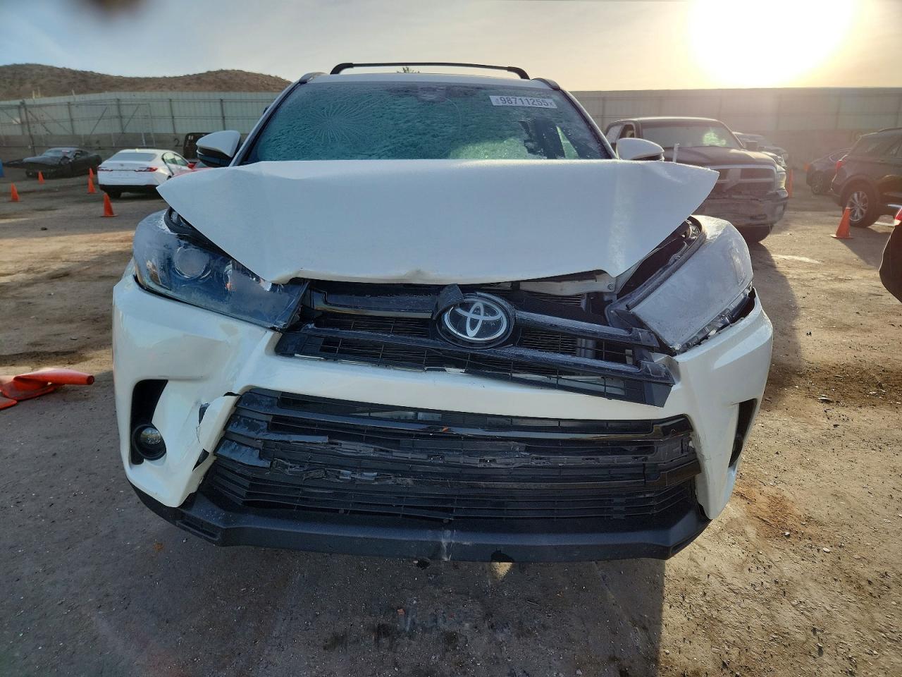 2019 TOYOTA HIGHLANDER SE photo 5