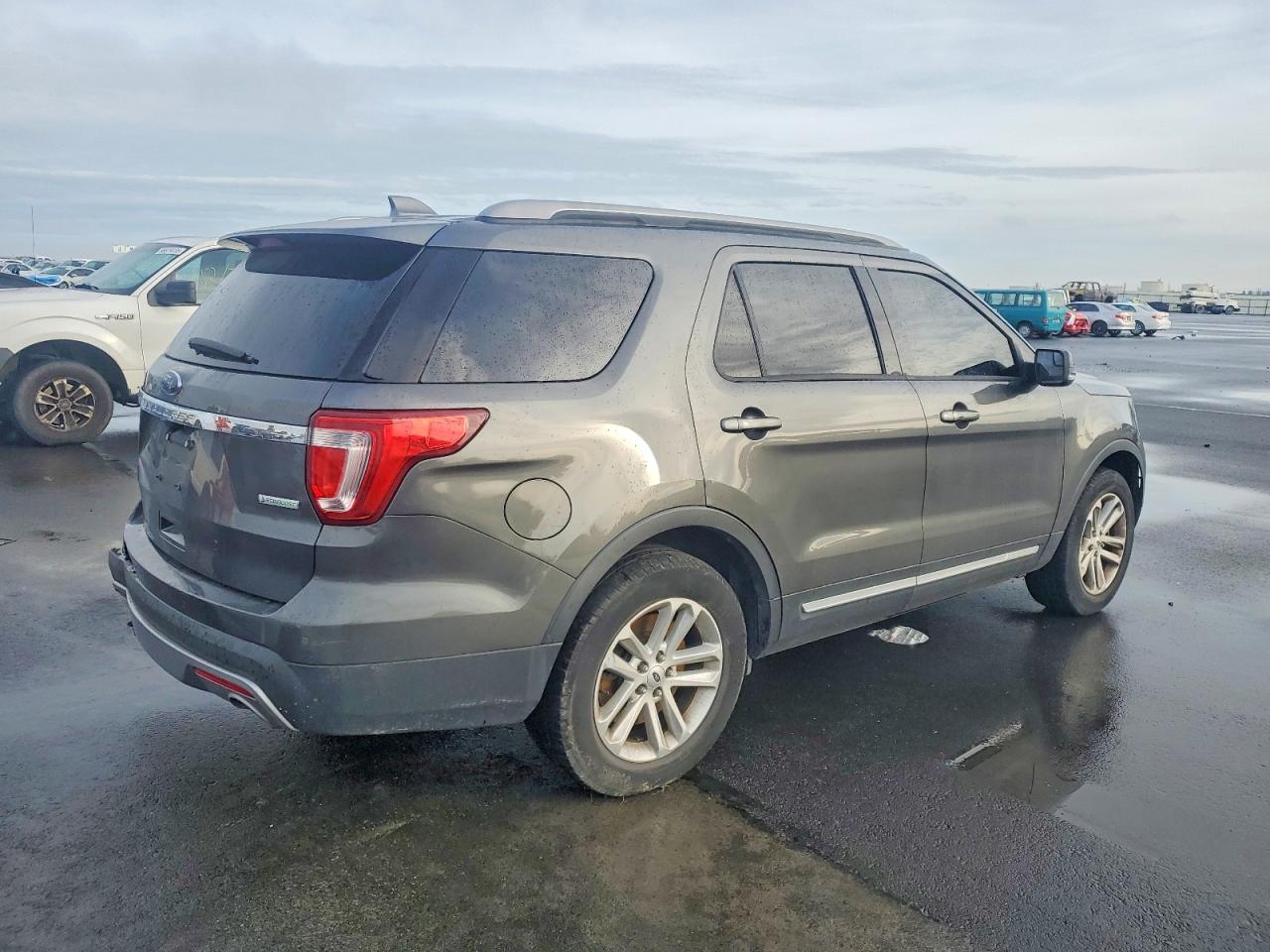 2017 FORD EXPLORER XLT photo 3