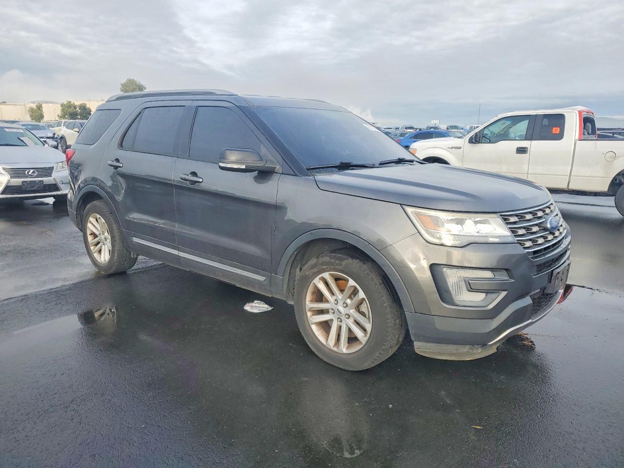 2017 FORD EXPLORER XLT photo 4
