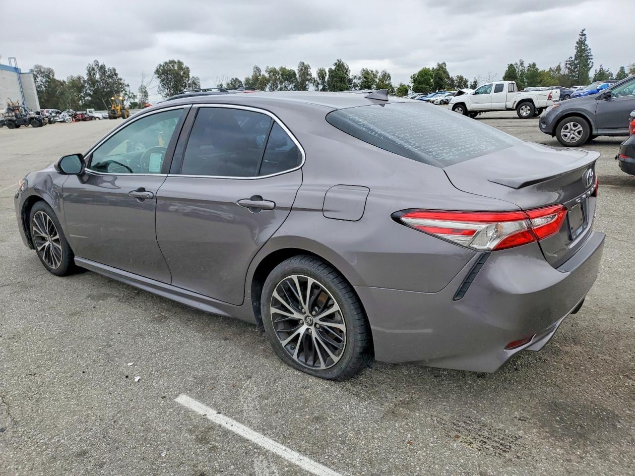 2019 TOYOTA CAMRY L photo 2